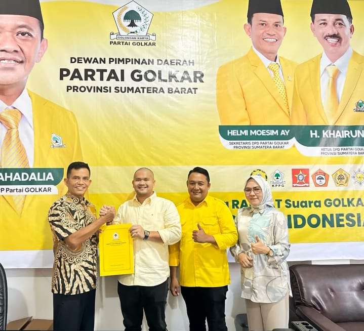 Sekretaris DPD Golkar Sumbar Helmi Moesim AY Serahkan SK Kepengurusan Partai Golkar Sawahlunto, Kamis 12/3/2026
